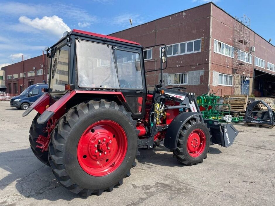 traktor-belarus-82-1-23-12-s-frontalnym-pogruzchikom-t229s-2024-g-v-1